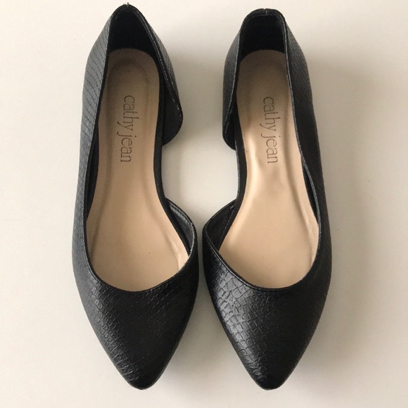 Cathy Jean Shoes - Black flats perfect for any work outfit.